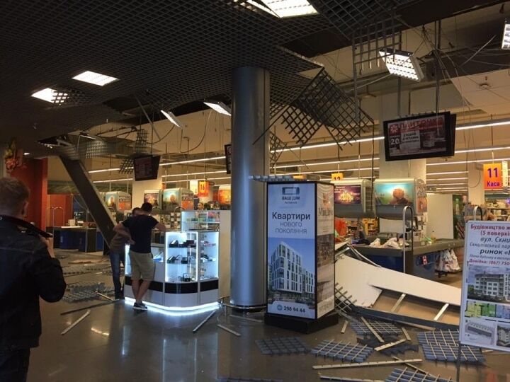 Во Львове обрушился потолок торгового центра: фоторепортаж с места ЧП