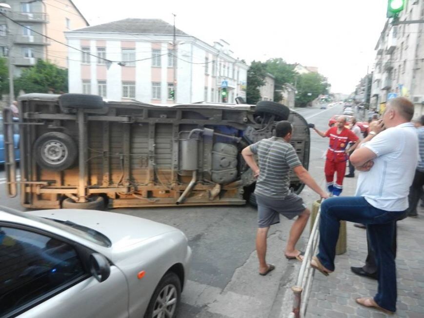 ДТП у Тернополі: "швидка" зіткнулась з таксі та перекинулася. Постраждали медики. Фото та відео