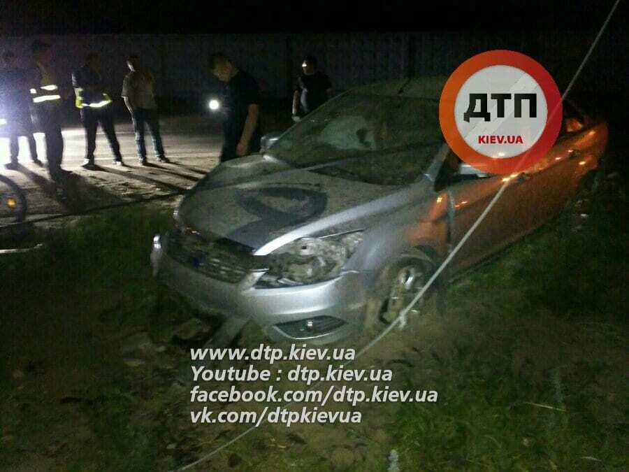 Полгорода осталось без света: под Киевом пьяный водитель врезался в столб. Опубликованы фото