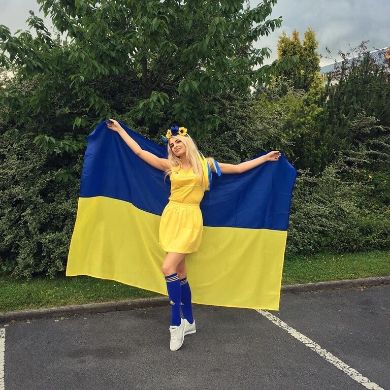 ЗМІ розсекретили українську вболівальницю, яка стала зіркою інтернету