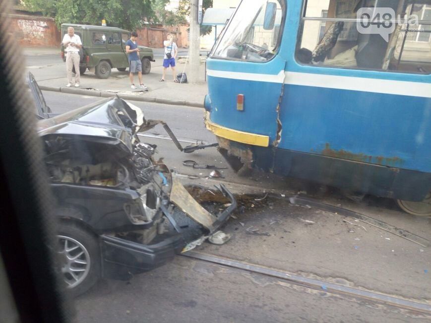 Всмятку: в Одессе "Мерседес" врезался в трамвай. Фото