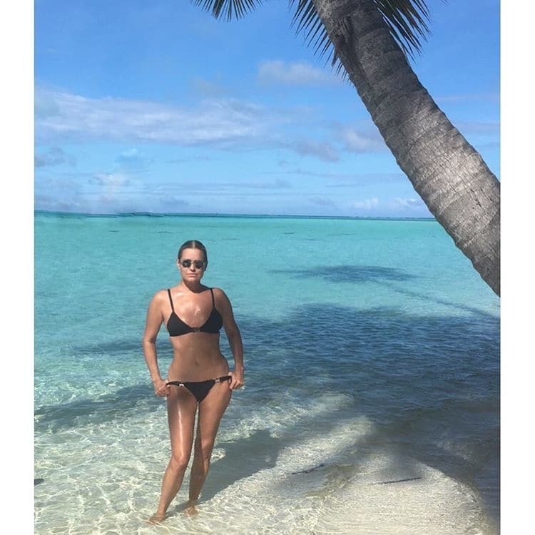 Все еще горяча: 52-летняя модель поразила фигурой в бикини