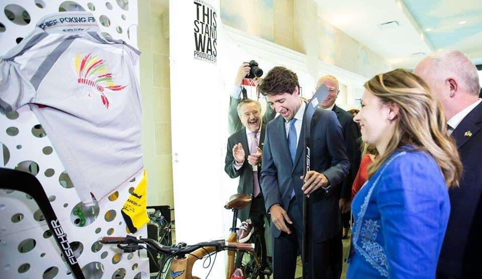 "Слава Украине": премьер Канады эмоционально отреагировал на украинские товары