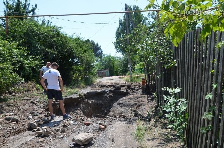 "Фонтан высотой в несколько этажей": центр Мариуполя затопило фекалиями. Опубликованы фото и видео