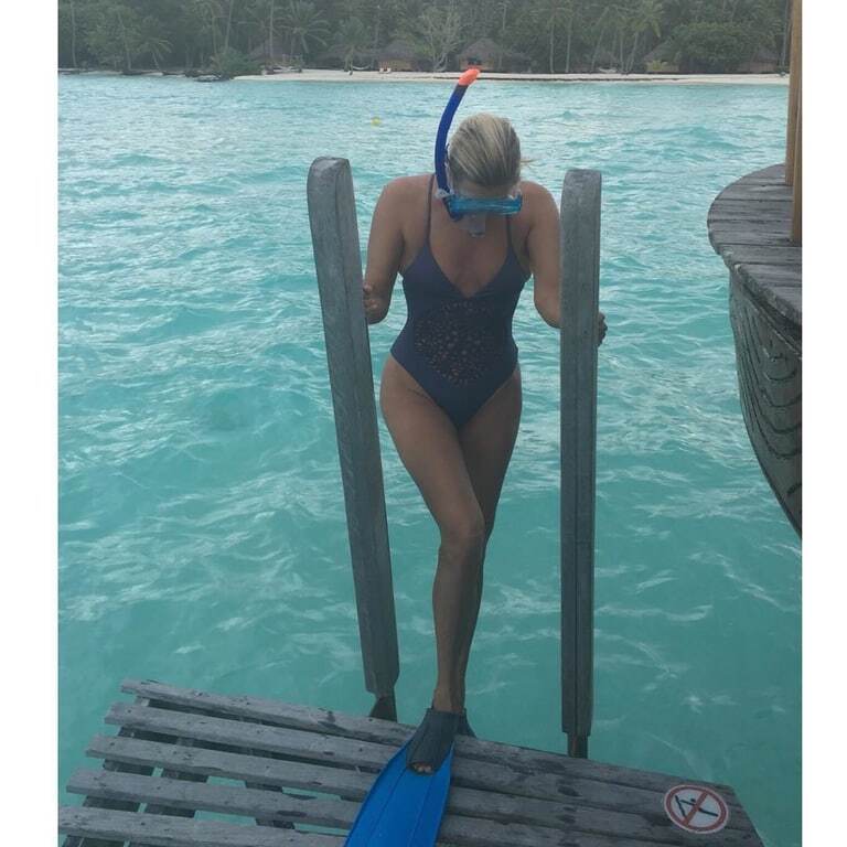 Все еще горяча: 52-летняя модель поразила фигурой в бикини