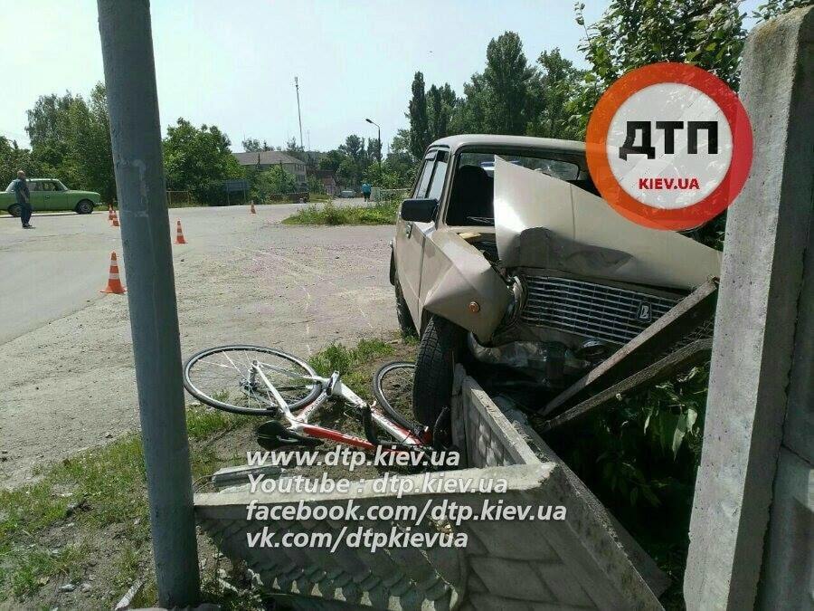 Под Киевом ВАЗ сбил девочку на велосипеде: пострадавшую спас шлем