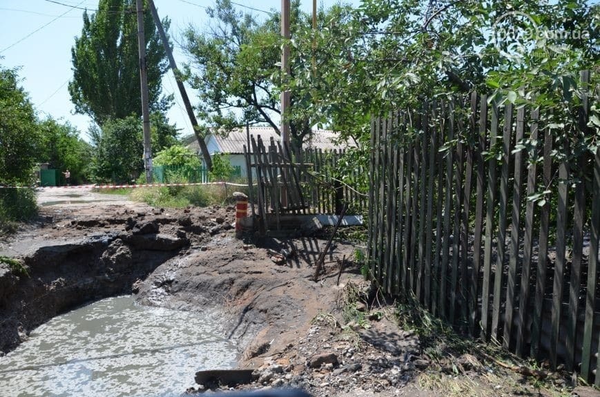 "Фонтан высотой в несколько этажей": центр Мариуполя затопило фекалиями. Опубликованы фото и видео