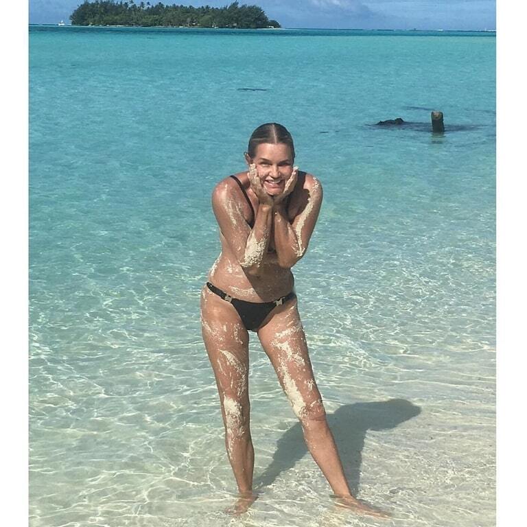 Все еще горяча: 52-летняя модель поразила фигурой в бикини