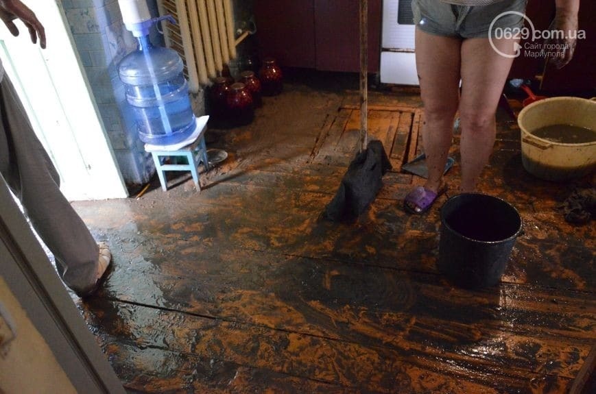 "Фонтан высотой в несколько этажей": центр Мариуполя затопило фекалиями. Опубликованы фото и видео