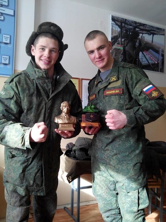 "Культ вождя": російських солдатів, що воювали в зоні АТО, нагородили бюстом Путіна
