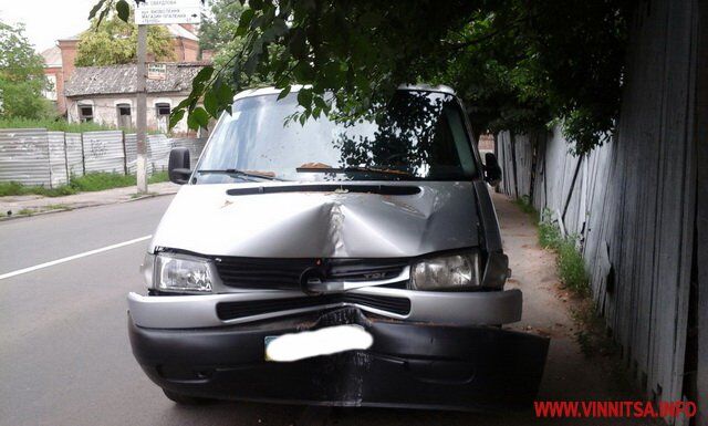 У Вінниці мікроавтобус врізався у дерево: пасажирку госпіталізовано. Фото