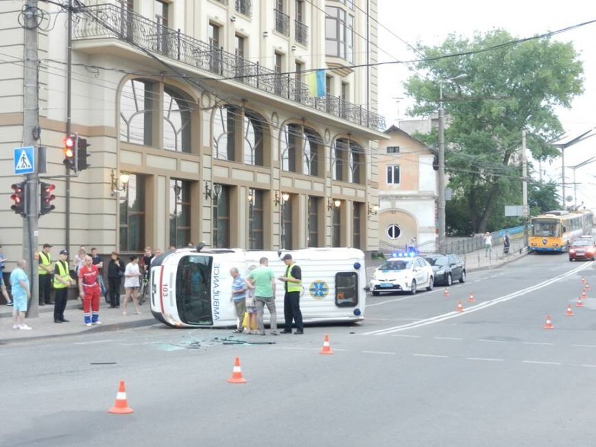 ДТП у Тернополі: "швидка" зіткнулась з таксі та перекинулася. Постраждали медики. Фото та відео