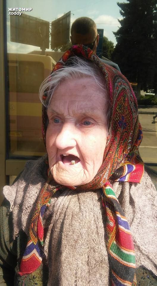 Потрібна допомога! У Житомирі на автовокзалі бабуся четвертий тиждень продовжує чекати онука