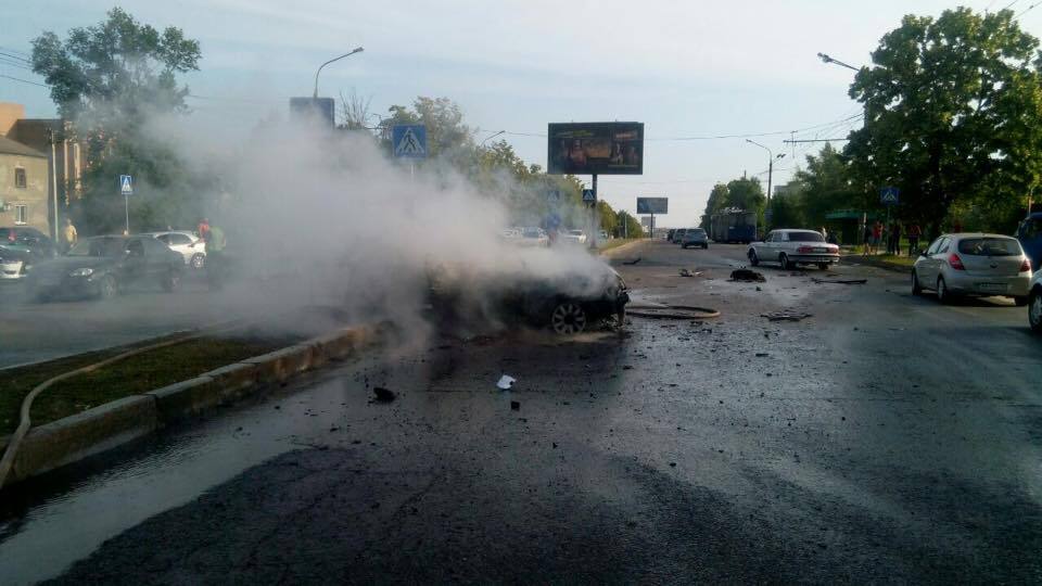 В Харькове Audi и автобус столкнулись "лоб в лоб". Легковушка загорелась. Фото