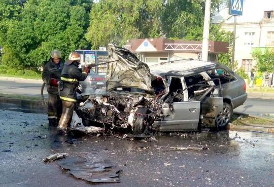 В Харькове Audi и автобус столкнулись "лоб в лоб". Легковушка загорелась. Фото