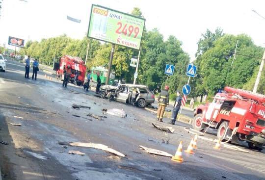 В Харькове Audi и автобус столкнулись "лоб в лоб". Легковушка загорелась. Фото