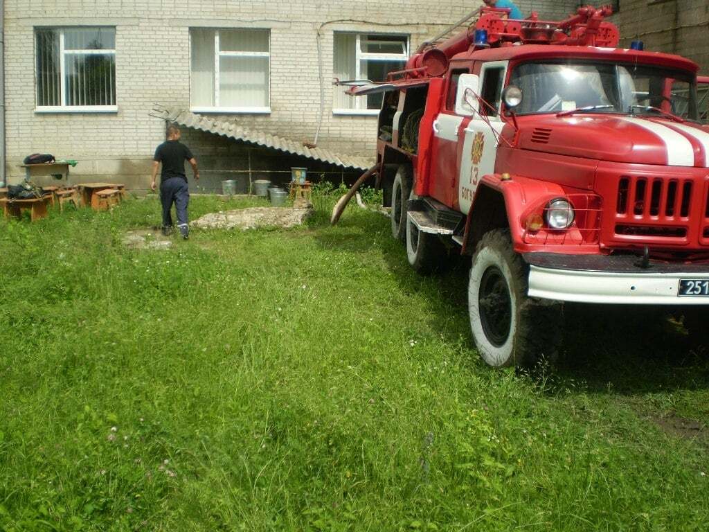 На Киевщине прошла сильная гроза: на домах срывало крыши, улицы затопило