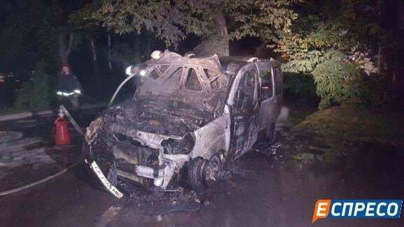 Один – дотла: в Киеве горели автомобили на стоянке