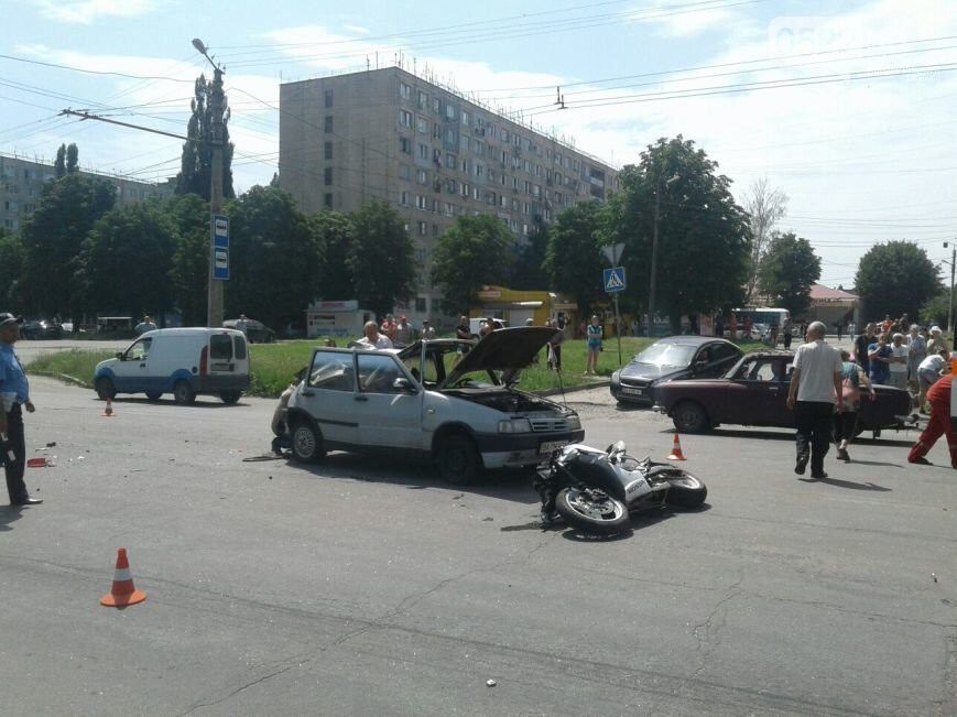 ДТП в Кировограде: мотоцикл врезался в автомобиль. Есть пострадавшие. Фото