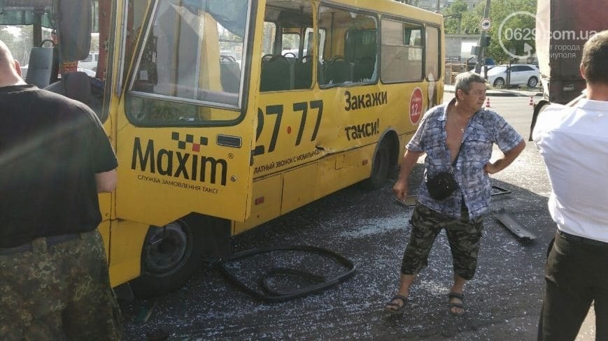 В масштабном ДТП в Мариуполе пострадали 16 человек: фотофакт