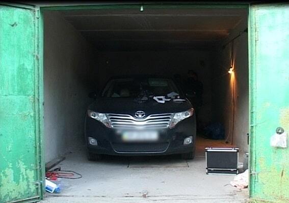 У Києві виявили гараж з викраденими авто: злодіїв затримали