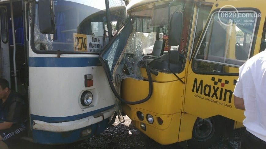 В масштабном ДТП в Мариуполе пострадали 16 человек: фотофакт