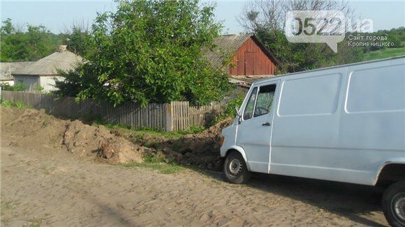 Халатность "газовиков": на Кировоградщине "Mercedes" провалился в яму. Фото