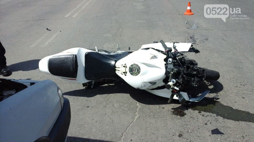 ДТП в Кировограде: мотоцикл врезался в автомобиль. Есть пострадавшие. Фото