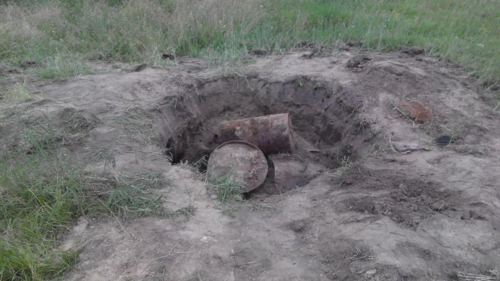 На Киевщине случайно откопали бочки с неизвестным веществом