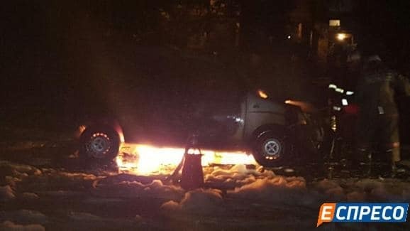 Один - дотла: у Києві горіли автомобілі на стоянці