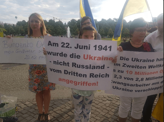 В Германии протестовали против российской версии Второй мировой войны. Опубликованы фото