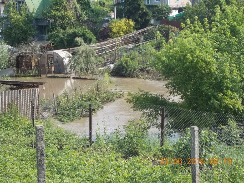 На Киевщине прошла сильная гроза: на домах срывало крыши, улицы затопило