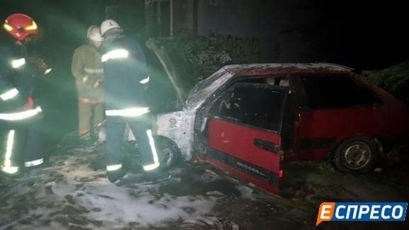 Один – дотла: в Киеве горели автомобили на стоянке. Опубликованы фото