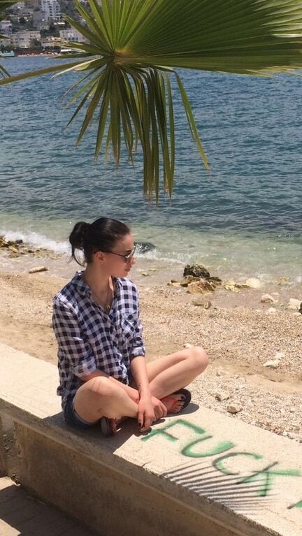 Райские пляжи и бункеры: Анастасия Приходько поделилась фото с отдыха в Албании