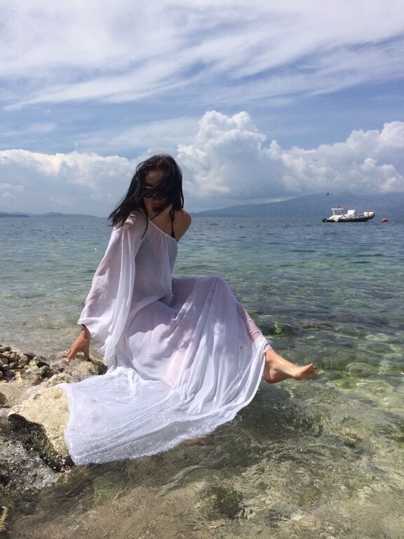 Райские пляжи и бункеры: Анастасия Приходько поделилась фото с отдыха в Албании