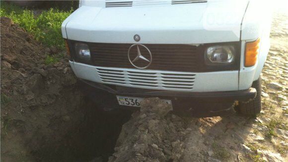Халатность "газовиков": на Кировоградщине "Mercedes" провалился в яму. Фото