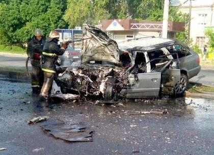 В Харькове Audi и автобус столкнулись "лоб в лоб". Легковушка загорелась. Фото