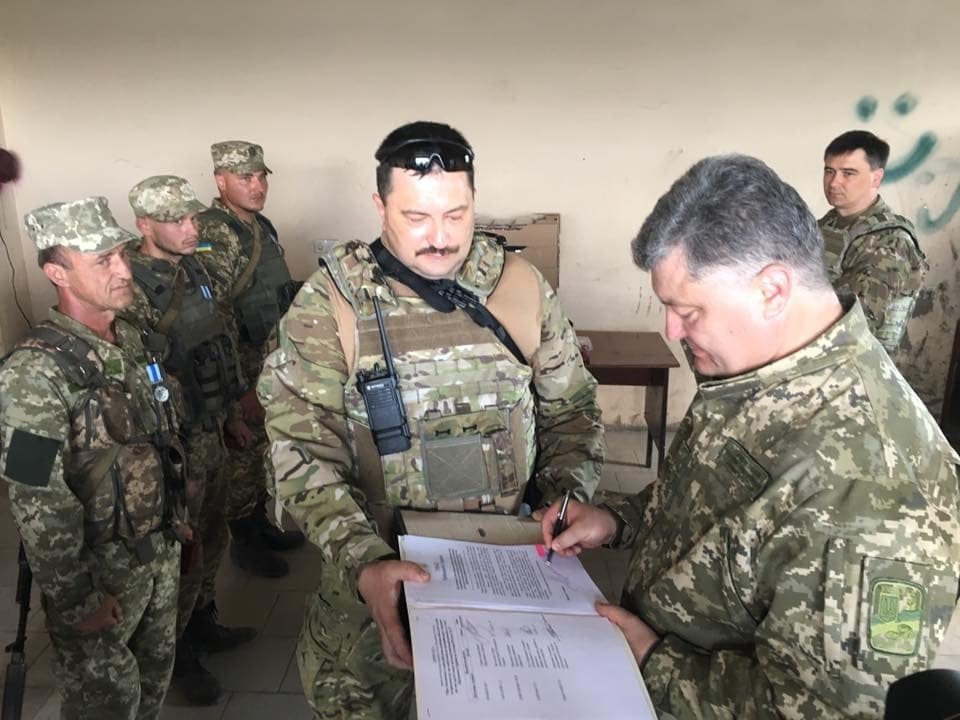 На глазах бойцов: Порошенко в зоне АТО подписал указ о демобилизации. Опубликованы фото
