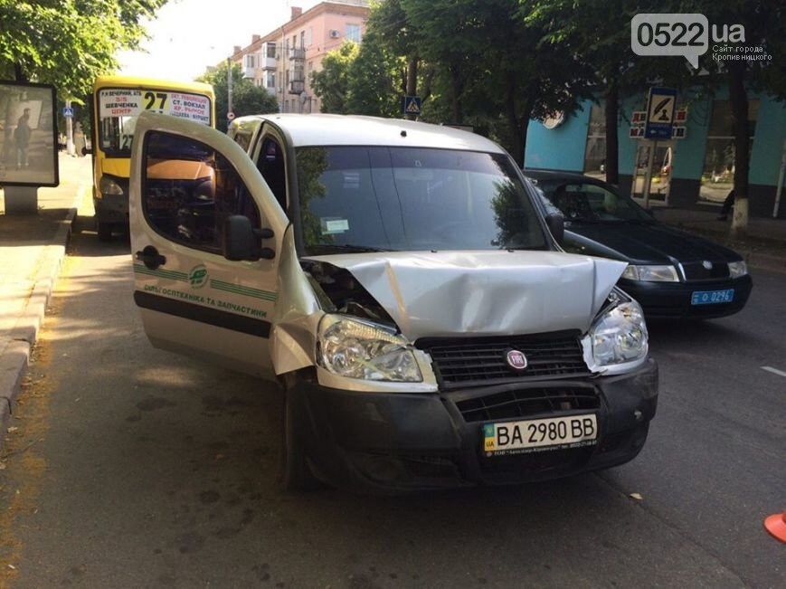 ДТП в Кировограде: пьяный водитель иномарки врезался в маршрутку с пассажирами. Фото