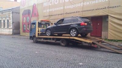 П`яна втеча: у Чернівцях поліцейські затримали BMW X5 без номерів. Фото