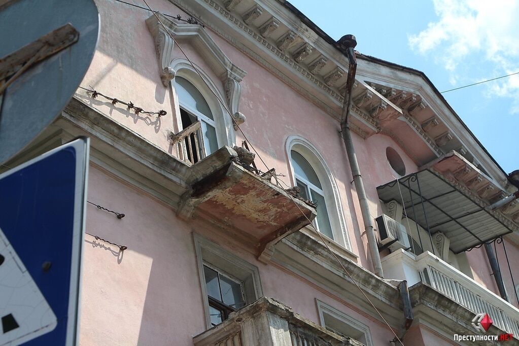 У Миколаєві балкон третього поверху впав на пішохідну доріжку