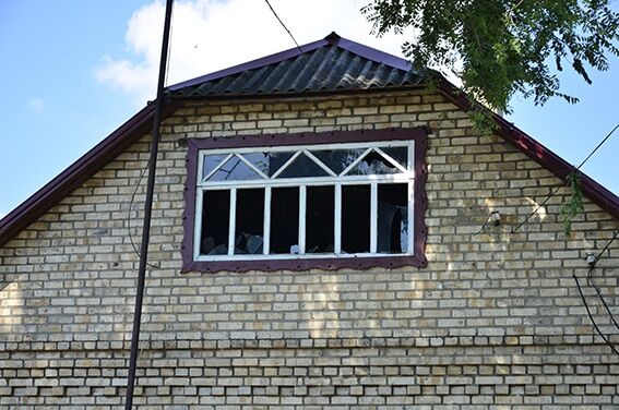 З'явилися фото обстрілу терористами житлових будинків на Донбасі