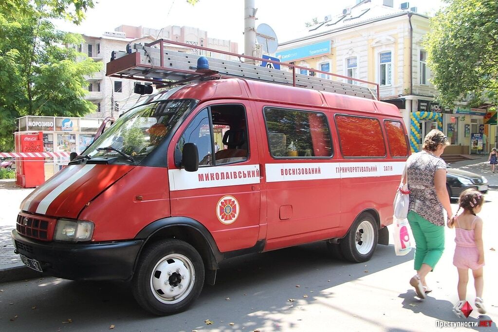 В Николаеве балкон третьего этажа рухнул на пешеходную дорожку