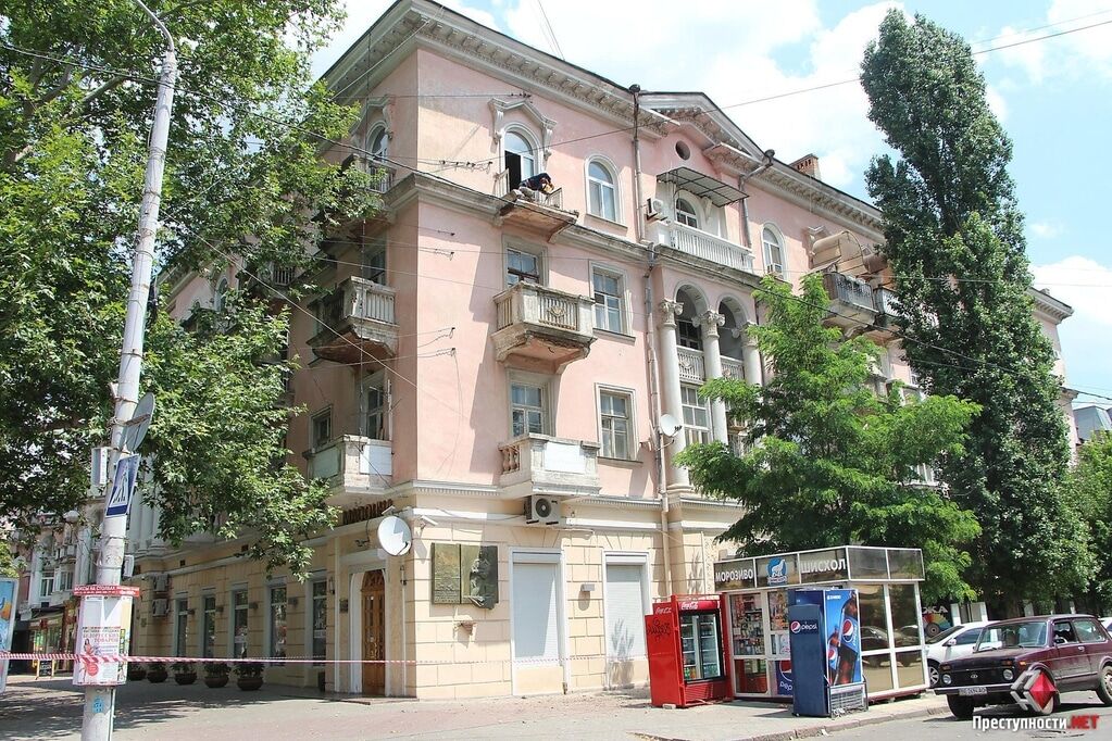 У Миколаєві балкон третього поверху впав на пішохідну доріжку