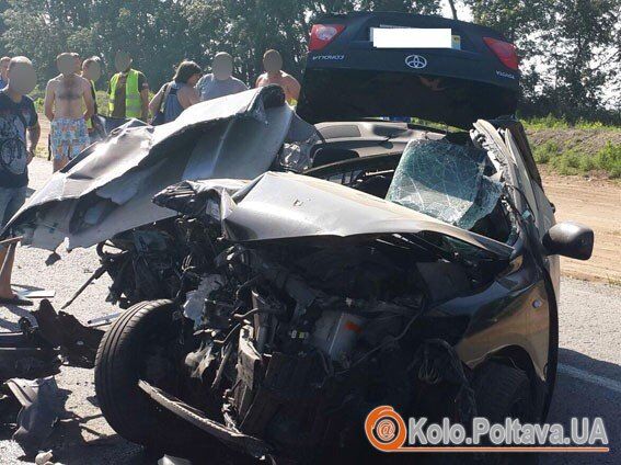 Смертельна ДТП: на Полтавщині легковик зіткнувся з вантажівками. Фото