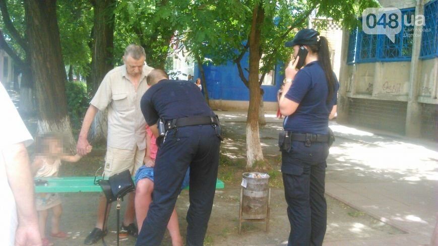 Пока мама спит: в Одессе нашли 3-летнюю девочку, которая игралась на улице возле пьяной матери. Фото