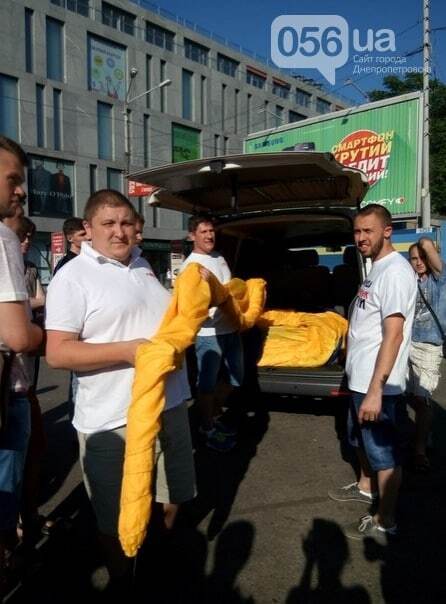 Самый большой в мире: в Днепре развернули легендарный флаг Украины