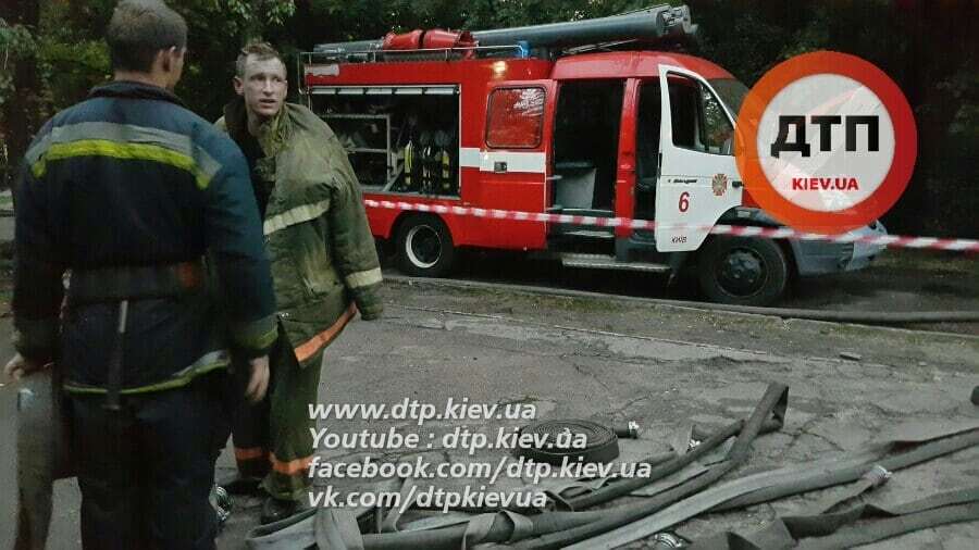Взорвалась и загорелась: в Киеве на "Дорогожичах" вспыхнула многоэтажка. Опубликованы фото и видео