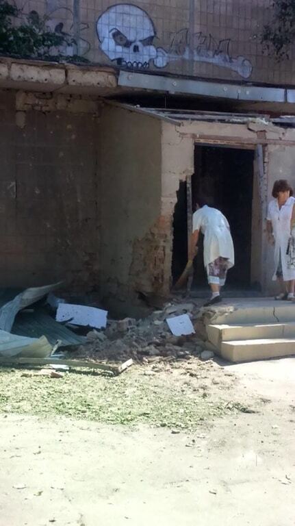 Боевики обстреляли детскую поликлинику и обвинили в артобстреле ВСУ: фотофакт