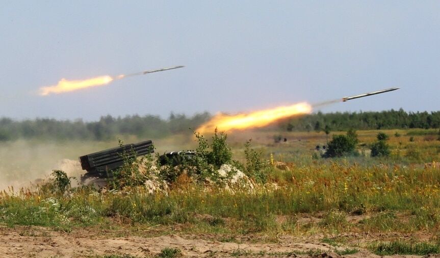 Шквал пламени и стена взрывов: украинские военные показали наступление на противника